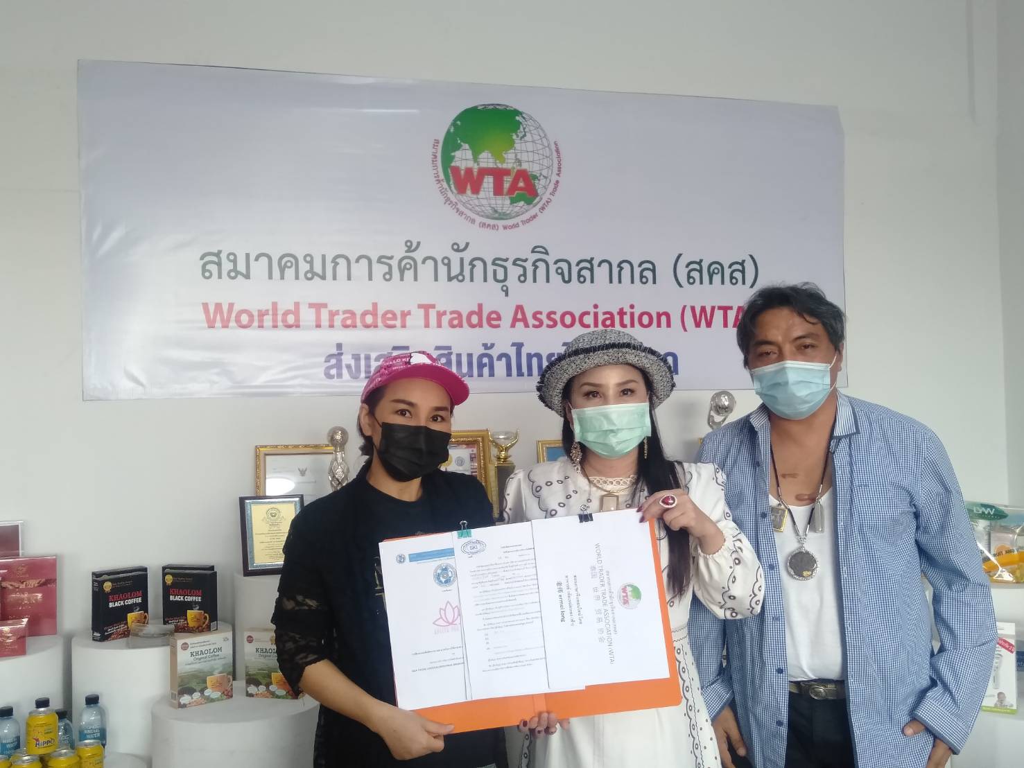 ร่วมลงนามกับนายกสมาคมการค้านักธุรกิจสากล ในการจัดฝึกอบรมการใช้ภาษาต่างประเทศฯ